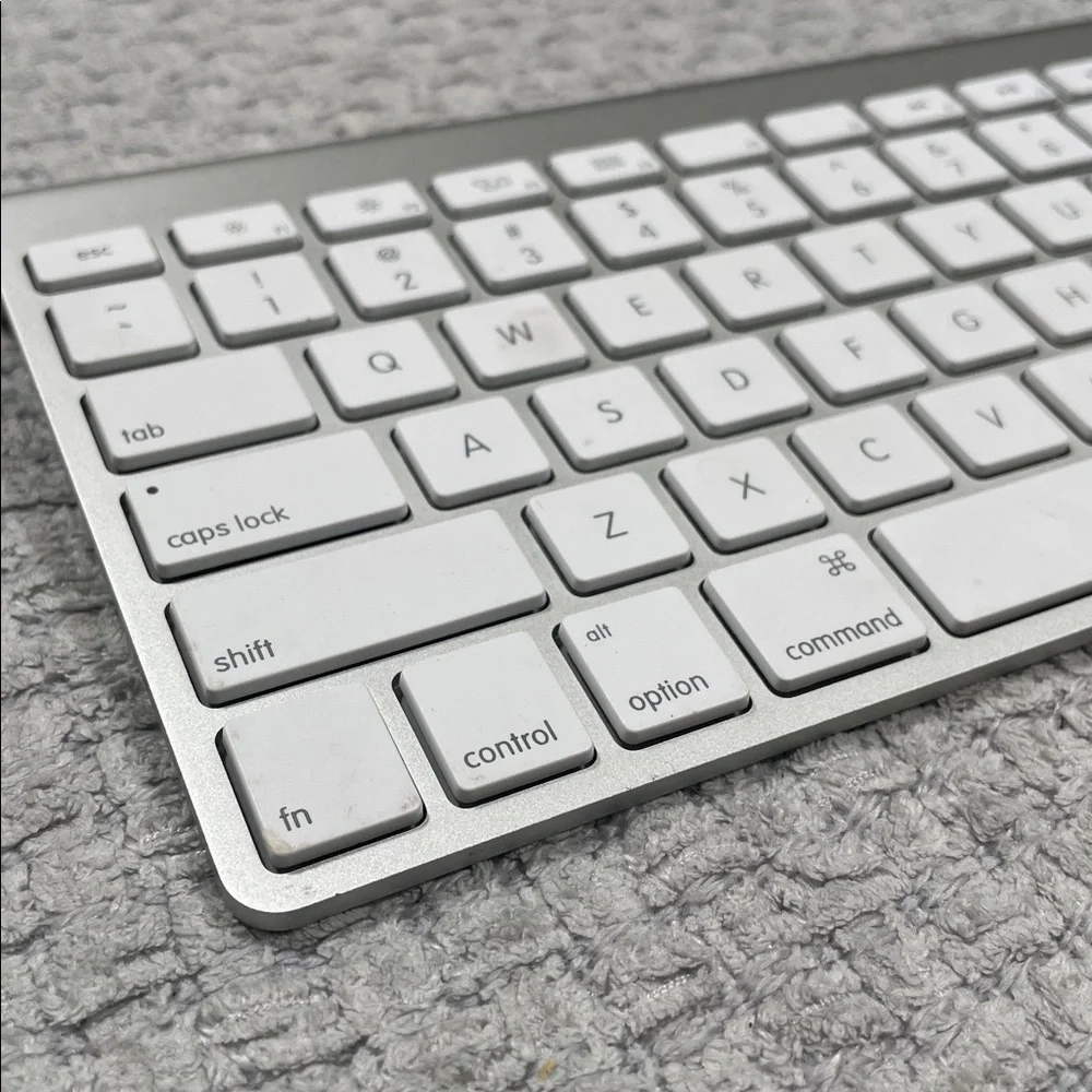 Apple Magic Keyboard A1314 Bluetooth Wireless Clean Tested Battery Powered